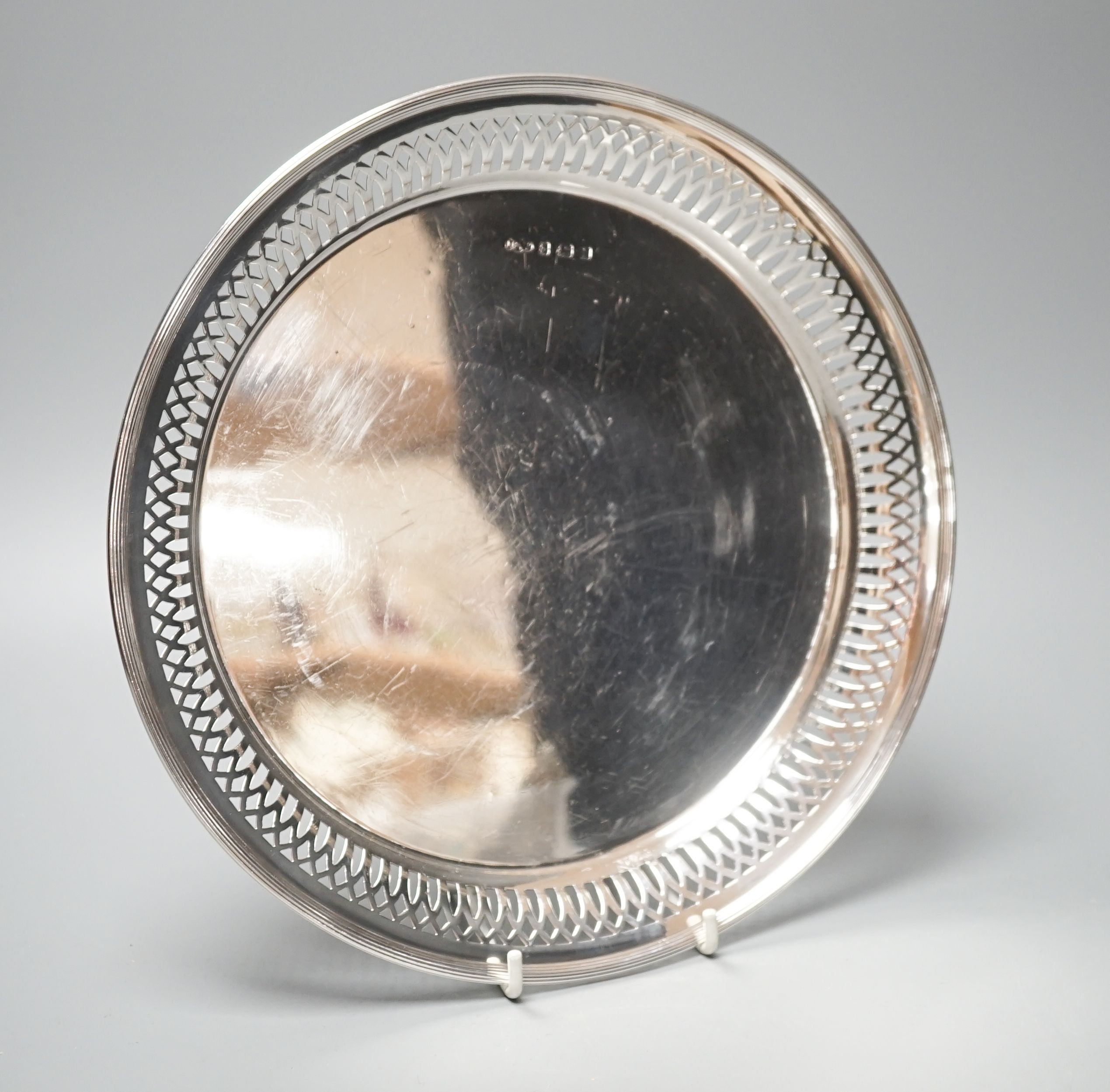 A George V silver shallow dish, with pierced border, Birmingham, 1910, 25.1cm, 10oz.